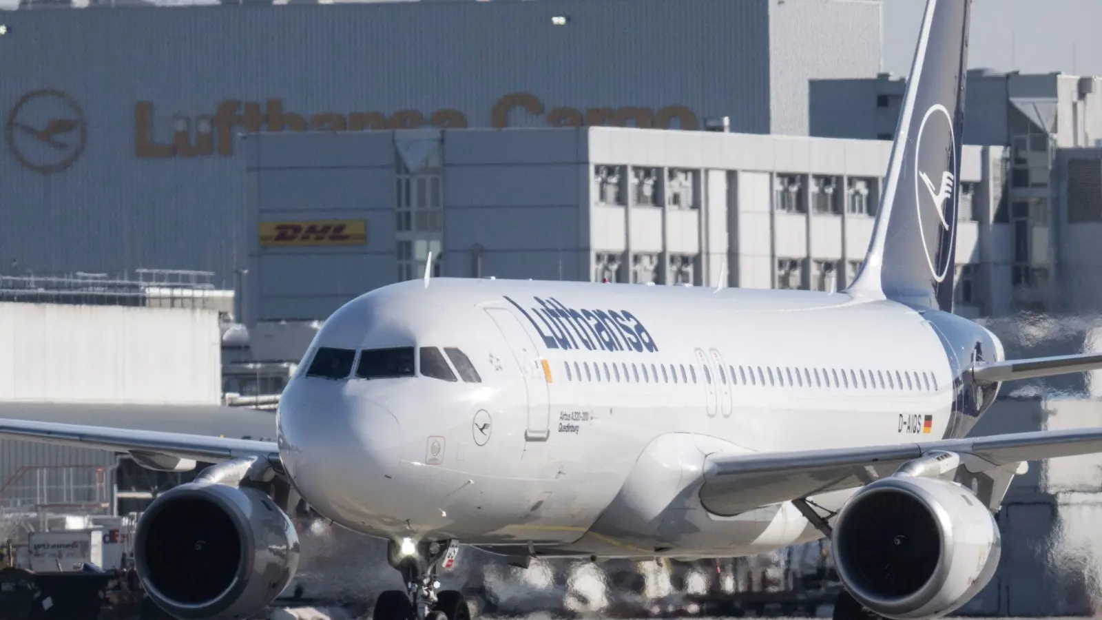 Ein Flugzeug der Lufthansa rollt auf dem Flughafen Frankfurt zum Start. (Foto: Boris Roessler/dpa)