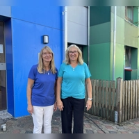 Hiltrud Neubert (links) und Bettina Schmidt sind langjährige Mitarbeitende im Kinderhaus Kunterbunt. Sie freuen sich auf das bevorstehende Jubiläumsfest. (Foto: Irmeli Pohl)