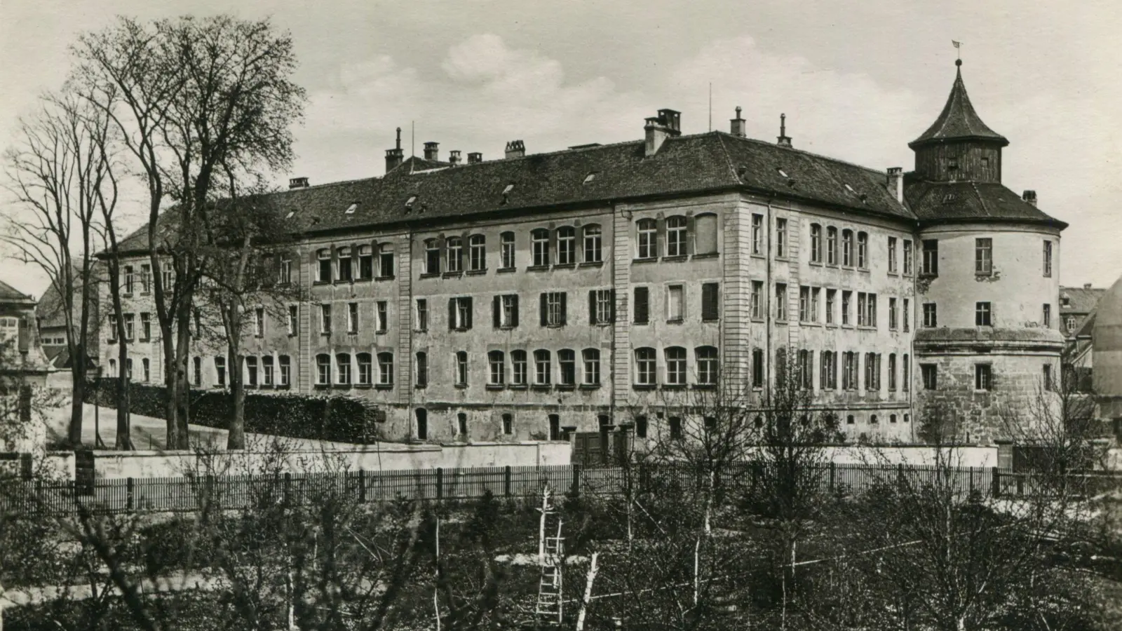 Das humanistische Gymnasium Carolinum mit seinem dicken Turm, vor 100 Jahren noch von viel Grün umgeben, besuchen im Schuljahr 1926/1927 insgesamt knapp 200 Schüler.  (Repro: Sammlung Martin Schuster)