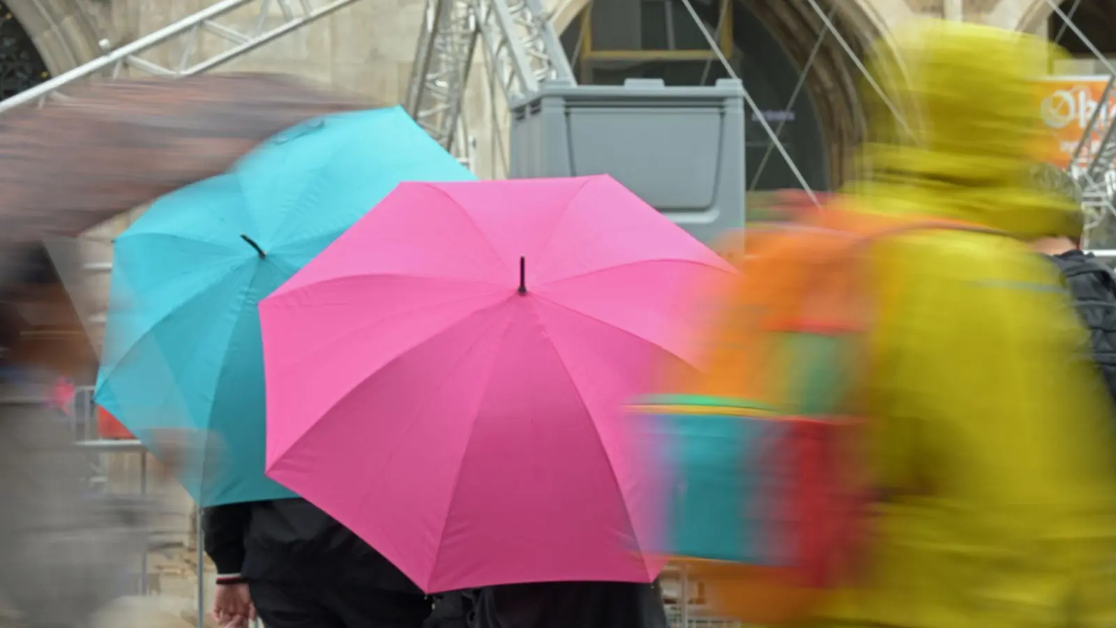 Für die kommenden Tage heißt es: Regenschirm nicht vergessen. (Archivfoto) (Foto: Malin Wunderlich/dpa)