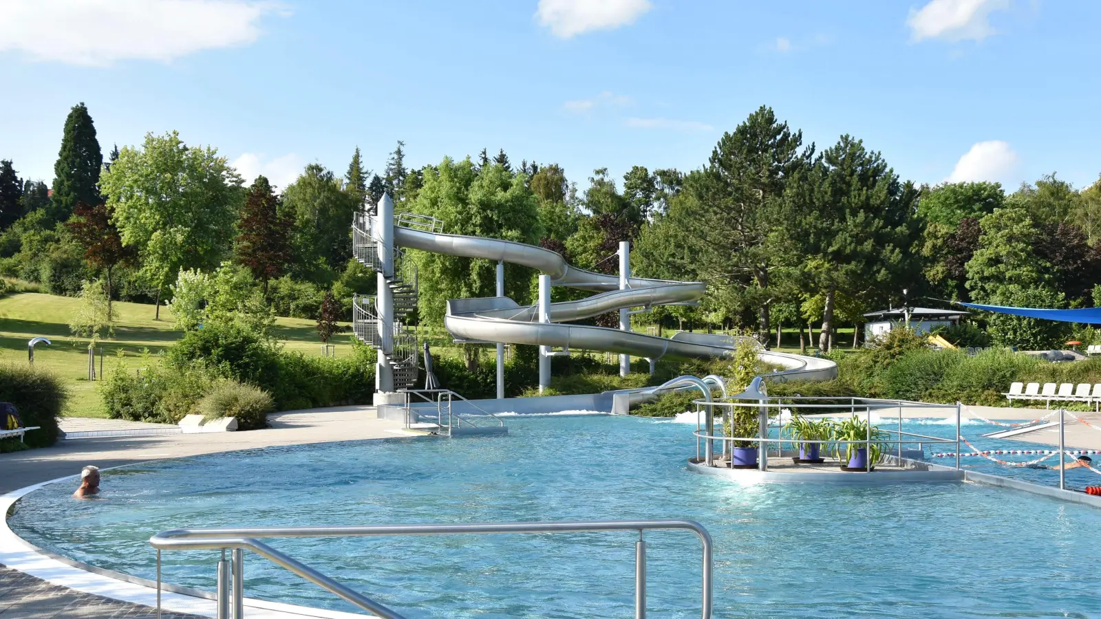 Ein Teilbereich des Parkbads in Herrieden soll künftig gemeinsam für den Schulsport, von den Badegästen und von der Öffentlichkeit genutzt werden. (Archivbild: Werner Wenk)