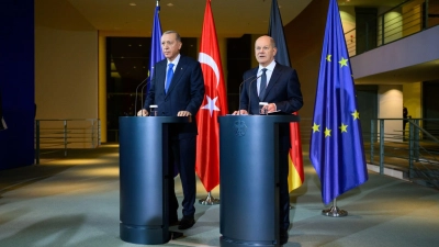 Der türkische Präsident Recep Tayyip Erdogan (l) hatte bei seinem Besuch bei Bundeskanzler Olaf Scholz klargemacht, dass er sich wieder eine stärkere Kooperation im Rüstungsbereich wünscht. (Foto: Bernd von Jutrczenka/dpa)