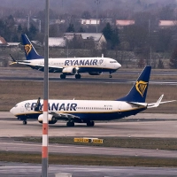 Bei einem Ryanair-Flug brach unterwegs eine Scheibe, Passagieren zufolge geriet ein Passagier in Not. (Symbolbild) (Foto: Jörg Carstensen/dpa)