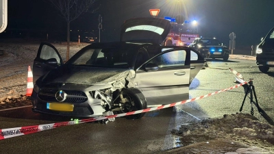 Die beiden Verdächtigen wurden laut Polizei bei dem Unfall in dem Fluchtauto eingeklemmt und leicht verletzt.  (Foto: NEWS5 / Felix Besold/NEWS5 /dpa)