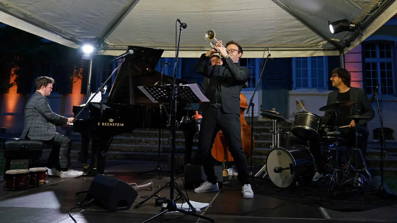 Grenzgänger zwischen Klassik und Jazz: das Frank Dupree Trio und der Trompeter Simon Höfele beim Fränkischen Sommer. (Foto: Elke Walter)