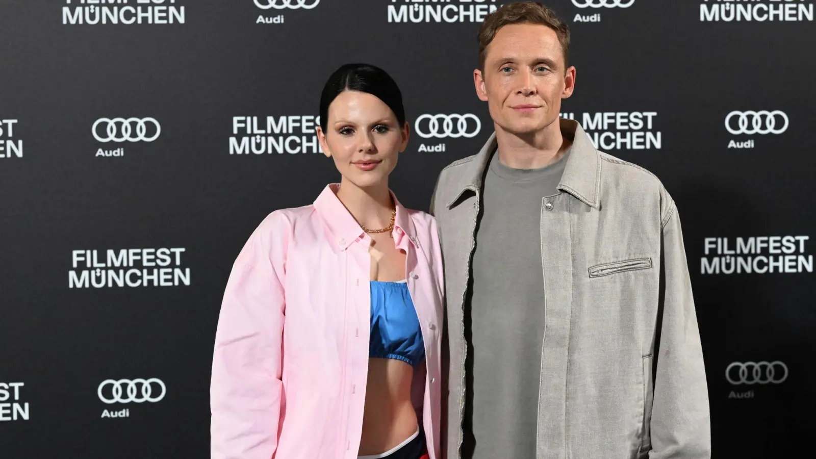 Matthias Schweighöfer und Ruby O. Fee vertreiben sich gern auch mal die Zeit zu Hause. (Archivfoto) (Foto: Felix Hörhager/dpa)