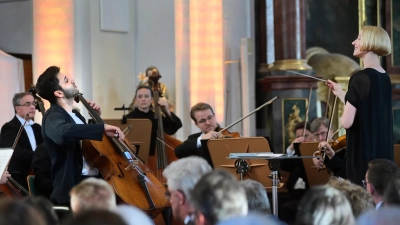 Boten Ausnahme-Konzert: Kian Soltani (Cello), Joana Mallwitz und das Konzerthausorchester Berlin. (Foto: Jim Albright)