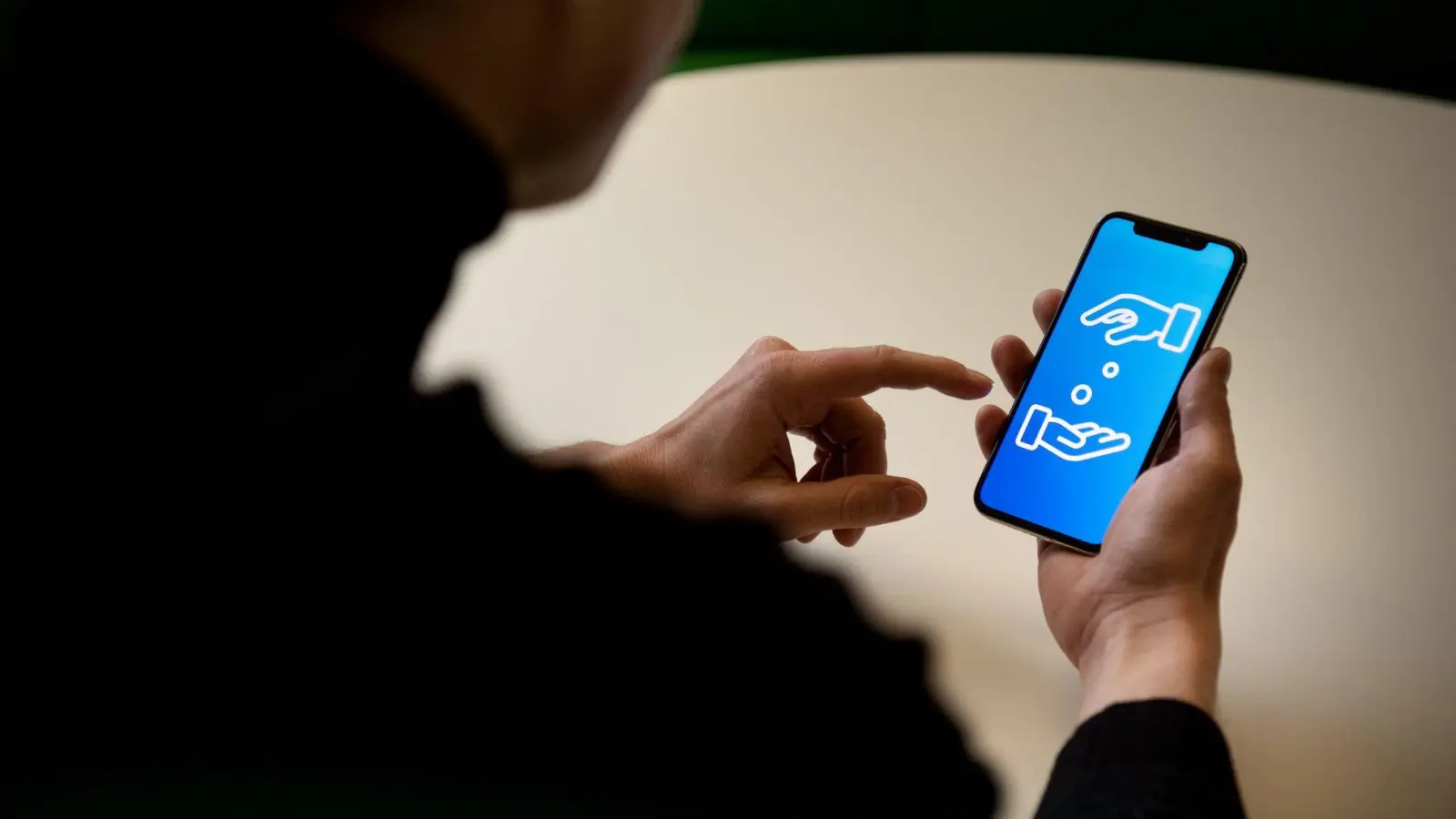 Rund um die Uhr verfügbar: Instant Payments ermöglichen schnelle Zahlungen an 365 Tagen im Jahr.  (Foto: Zacharie Scheurer/dpa-tmn)