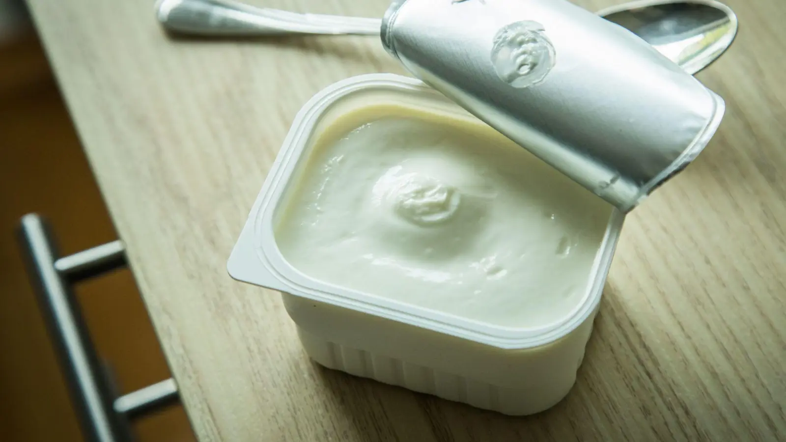 Magerquark hat die Nase vorn: Mit einem höheren Eiweißgehalt pro 100 Gramm übertrifft er den Skyr. (Foto: Christin Klose/dpa-tmn)