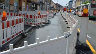 Auf die abgesperrte Fahrbahn werden die Fußgänger derzeit im vorderen Teil der Neustädter Wilhelmstraße geleitet. Grund sind Pflasterarbeiten, die sich mutmaßlich noch bis Ende August hinziehen werden.  (Foto: Patrick Lauer)