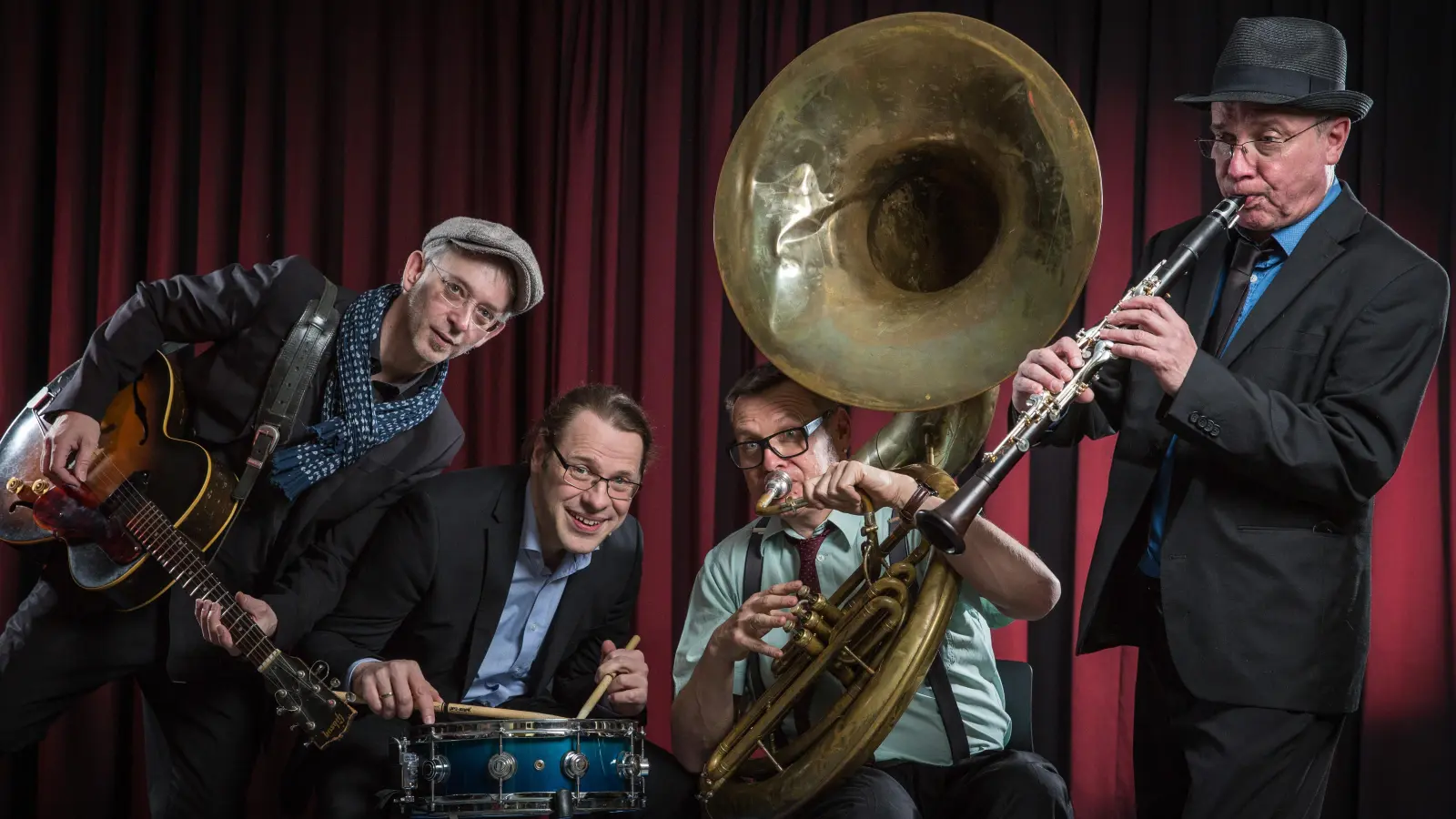 Nach vier Jahren wieder bei der Jazztime Ansbach zu Gast: die Dixie Bones, der Gitarrist Peter Pelzner, der Schlagzeuger Christian Tournay, Norbert Weigand am Sousaphon und der Klarinettist Mathias Rösel. (Foto: Johannes Brendel)
