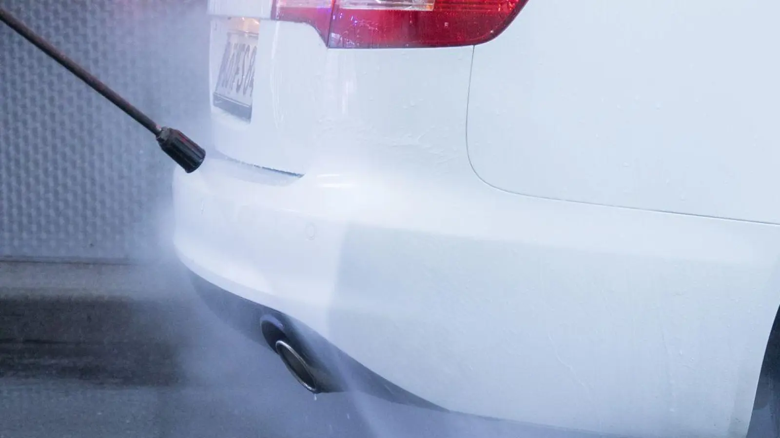 Selber waschen statt Waschanlage: Mit einem Hochdruckreiniger lässt sich das Auto gründlich reinigen. (Foto: Christin Klose/dpa-tmn)