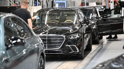 IG Metall ruft zu Protest bei Sparkurs bei Mercedes-Benz auf. (Archivbild) (Foto: Bernd Weißbrod/dpa)