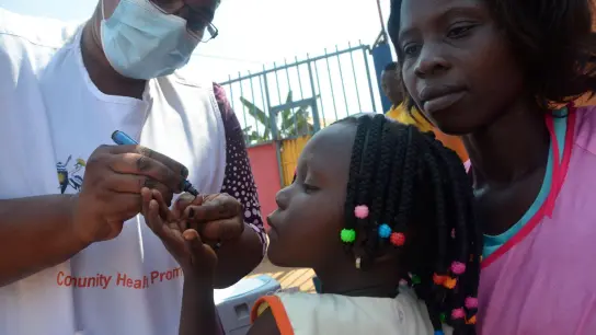 Der Finger eines Kindes wird markiert, nachdem es eine Impfung gegen Polio erhalten hat. (Foto: Nicholas Kajoba/XinHua/dpa)