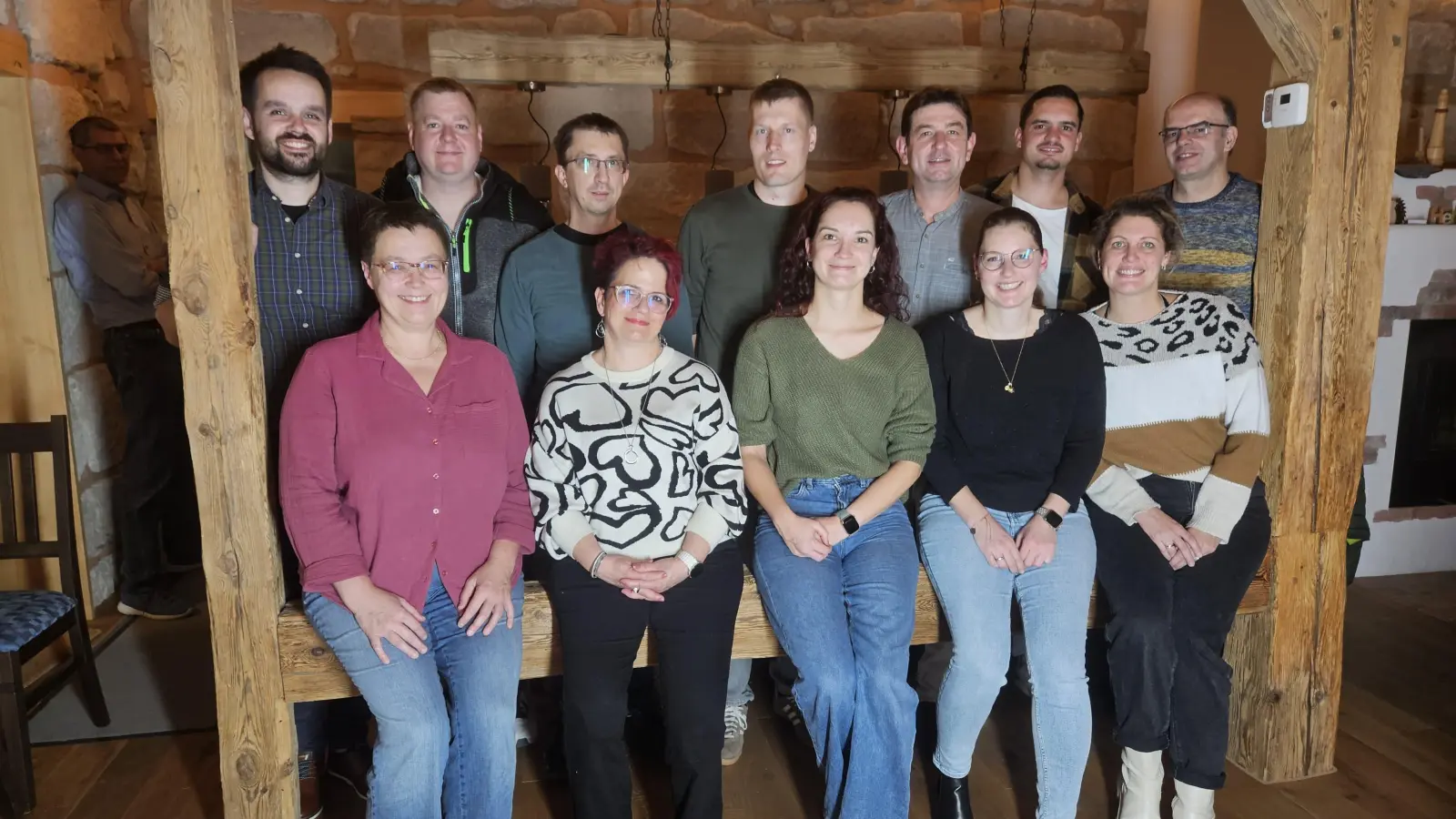 Die Kandidatinnen und Kandidaten der Freien Wähler Altershausen mit ihrem Bürgermeisterkandidaten Thomas Jordan (hinten, Dritter von rechts). (Foto: Maren Schönleben)