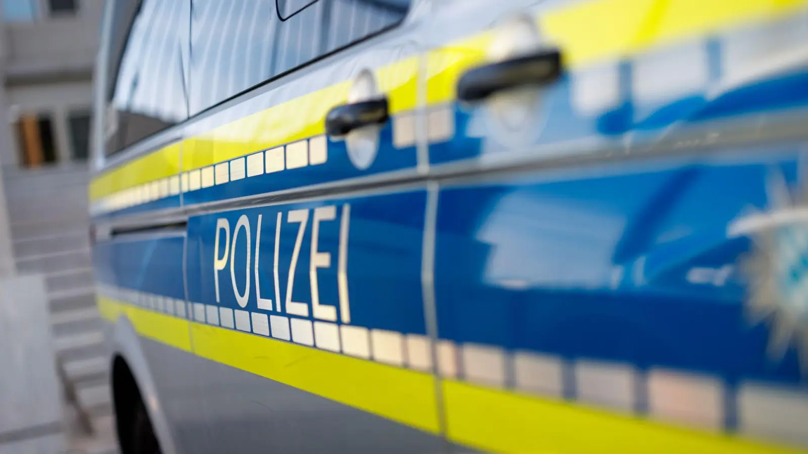Die Polizei stellt die beteiligten Unfallfahrzeuge sicher. (Symbolbild) (Foto: Daniel Karmann/dpa)
