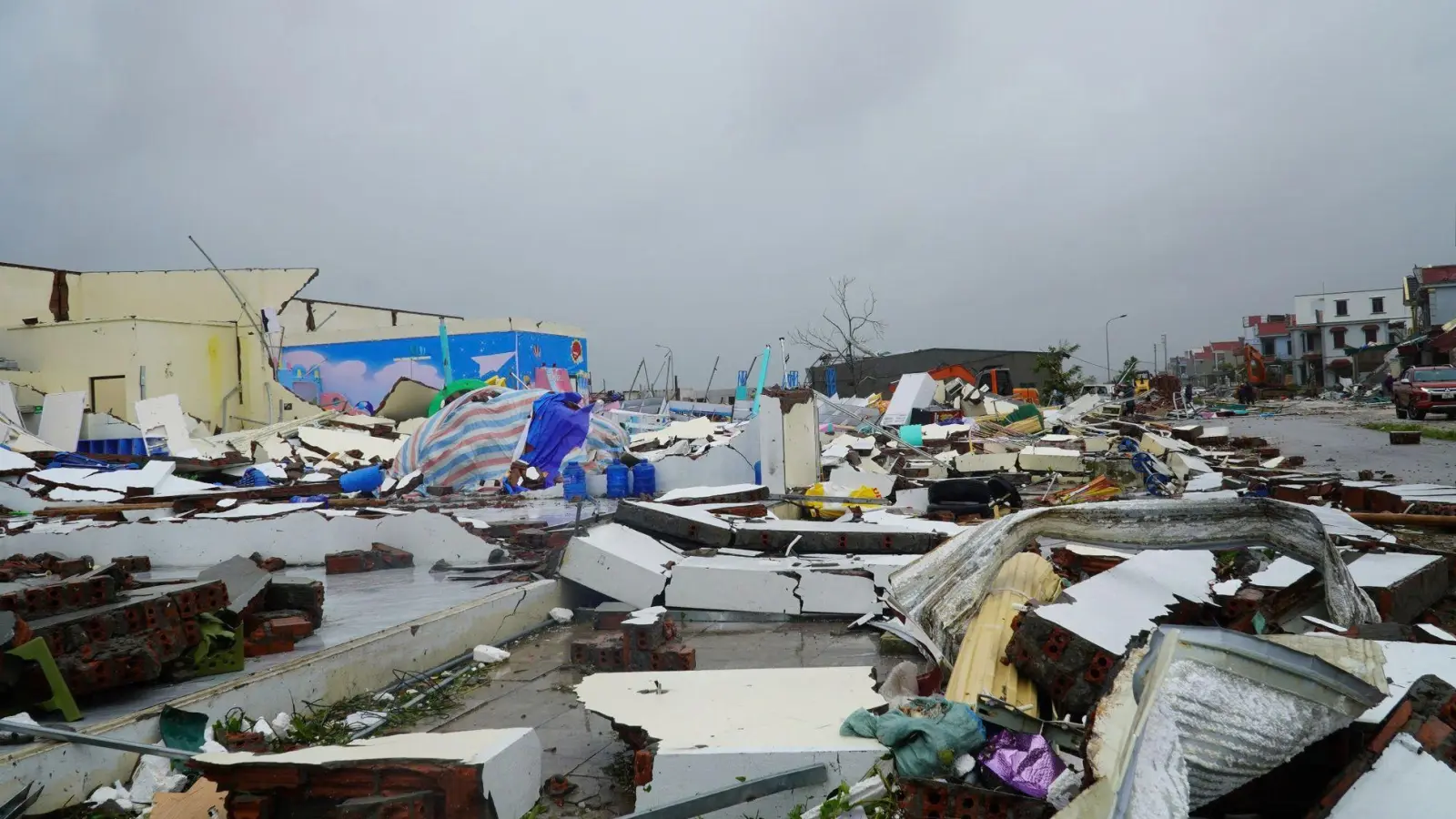 Zehntausende Häuser wurden vom Sturm teilweise oder komplett zerstört. (Foto: Viet Hoang/VNExpress/dpa)
