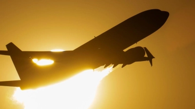 Sonne satt, Rechte eher nicht: Bei Hitzewarnung gibt’s in der Regel kein automatisches Rücktrittsrecht – anders als bei einer Reisewarnung des Auswärtigen Amtes. (Foto: Boris Roessler/dpa/dpa-tmn)