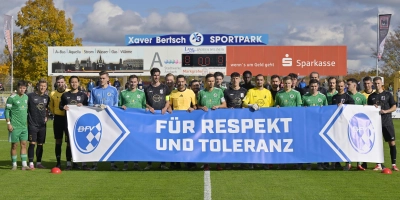 Ein schönes Bild: Die SpVgg Ansbach und der TSV Schwaben Augsburg stehen hinter dem Aufruf für Respekt und Toleranz. (Foto: Martin Rügner)