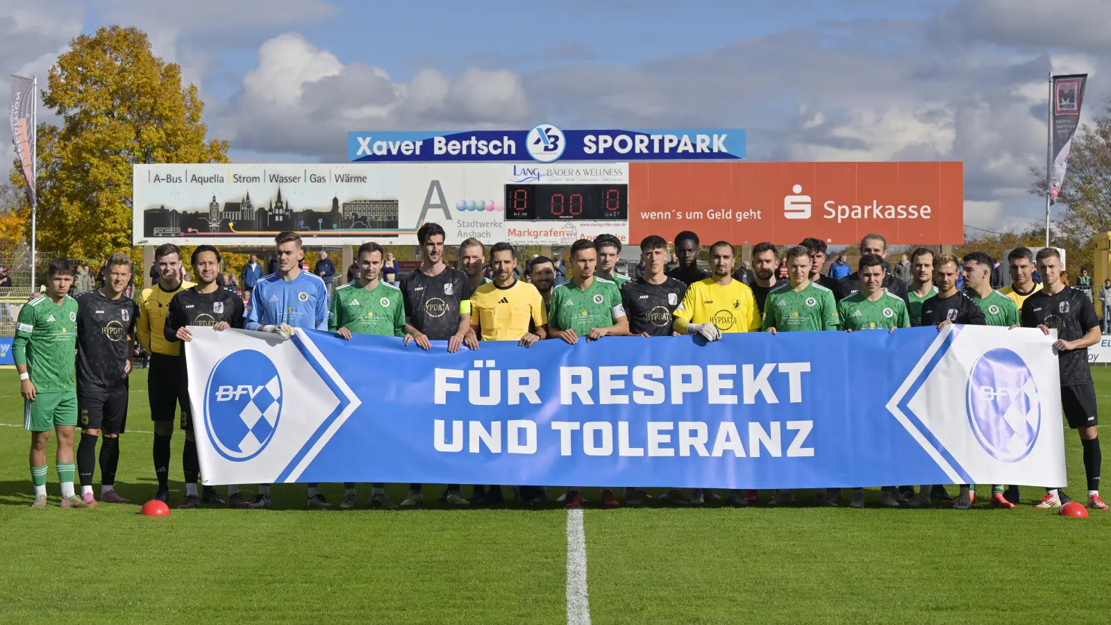Ein schönes Bild: Die SpVgg Ansbach und der TSV Schwaben Augsburg stehen hinter dem Aufruf für Respekt und Toleranz. (Foto: Martin Rügner)