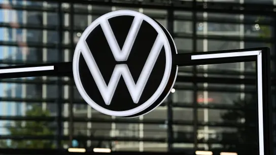 Das Logo von VW: Der Konzern will keine Werbung mehr auf Twitter schalten. (Foto: Swen Pförtner/dpa)