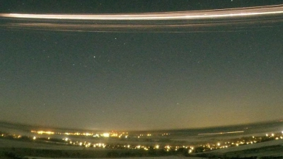 Ein Teil der Rakete Falcon 9 tritt am 19. Februar 2025 in die Atmosphäre ein. (Foto: Gerd Baumgarten/Nature/dpa)