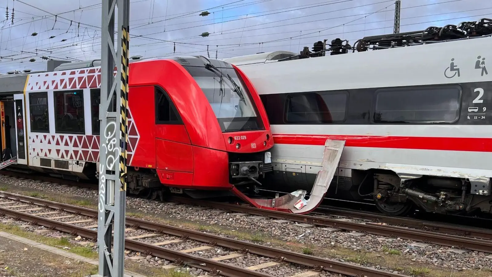 Der Wormser Hauptbahnhof sowie die Bahnstrecke zwischen Worms und dem Flughafen Frankfurt waren am Dienstag infolge des Unfalls vorübergehend gesperrt. (Foto: Feuerwehr Worms/dpa)