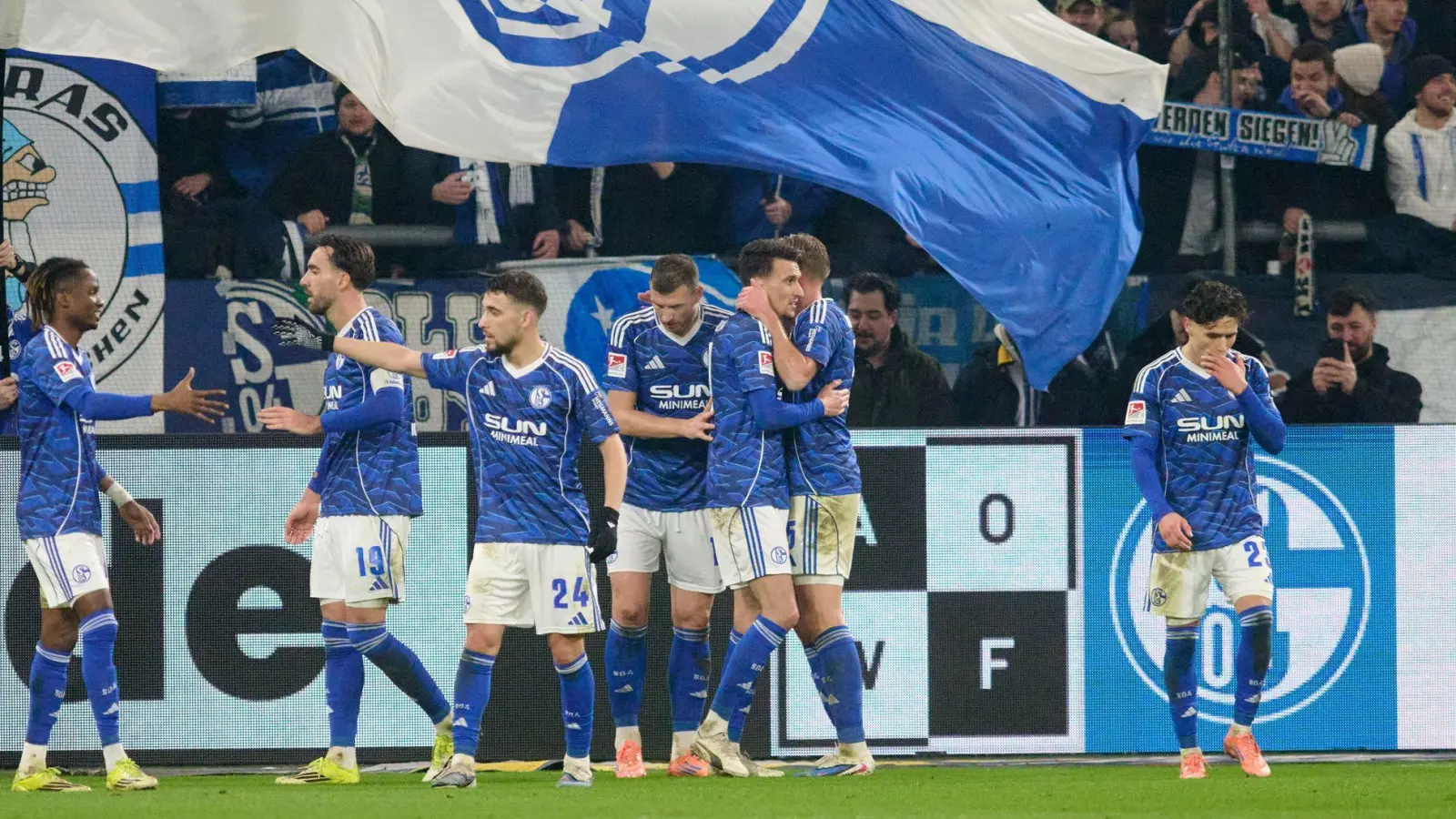 Die Schalker Spieler wurden von den Fans gefeiert. (Foto: Bernd Thissen/dpa)