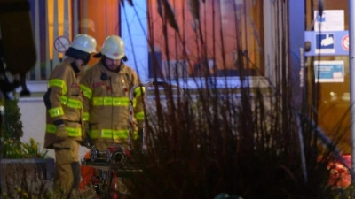 Polizisten und Feuerwehrleute sind wegen einer „möglichen Bedrohungssituation“ im Aachener Luisenkrankenhaus im Einsatz. Die mögliche Bedrohung gehe von einer Frau im Krankenhaus aus. (Foto: Henning Kaiser/dpa)