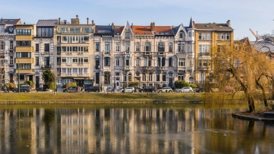 Das Flagey-Viertel in Brüssel lockt mit Cafés, Imbissen - und am Wochenende mit seinem lebendigen Markt. (Foto: Jean-Paul Remy/visit.brussels/dpa-tmn)