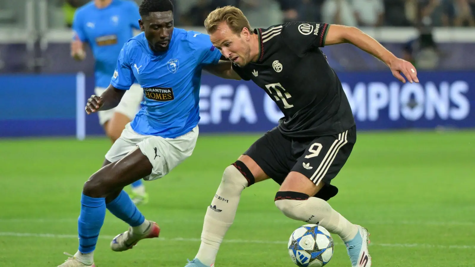 Bayern-Torjäger Harry Kane (r.) - hier in der Champions League auf Zypern - ist in einer Ausnahme-Form. (Foto: Peter Kneffel/dpa)