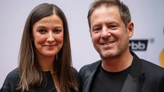 Alexandra Maria Lara und Florian Gallenberger, Präsidenten-Duo der Deutschen Filmakademie, kommen zum Nominiertenabend des Deutschen Filmpreises 2022. (Foto: Fabian Sommer/dpa)
