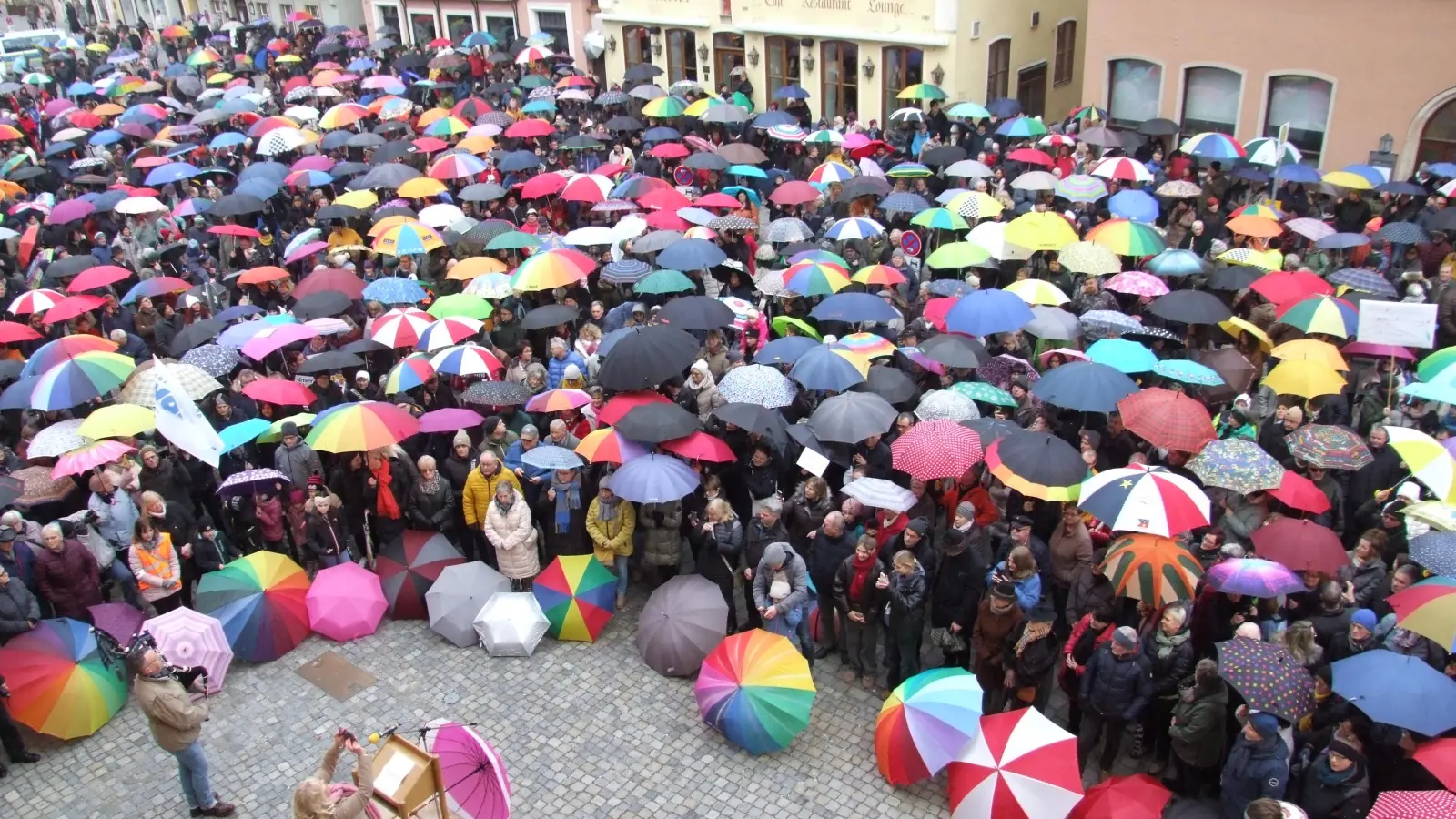 Mit einer Regenschirmaktion hat der Förderverein des Krankenhauses in Dinkelsbühl bereits im Februar ein Zeichen gesetzt. Am Sonntag sollen Luftballos in die Höhe steigen. (Archivfoto: Jasmin Kiendl)