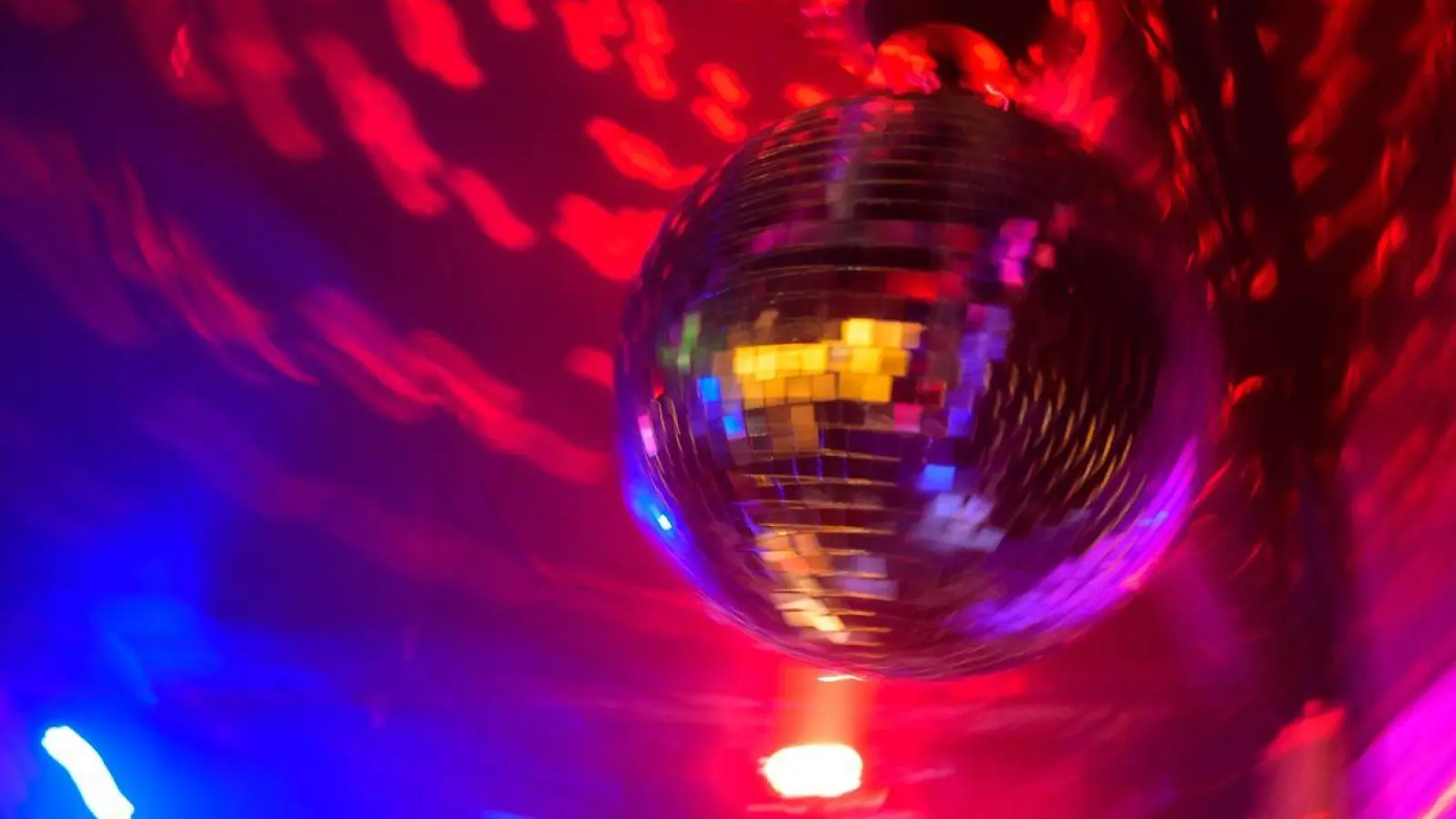 Eine Disco-Kugel dreht sich in einem Club im Hamburger Schanzenviertel. (Foto: Jonas Walzberg/dpa)