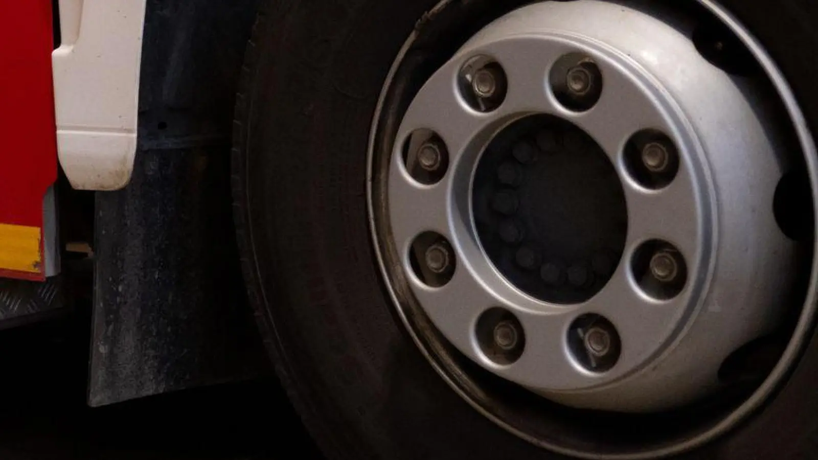 Die Feuerwehr brachte die Flammen schnell unter Kontrolle. (Symbolfoto) (Foto: Niklas Treppner/dpa)