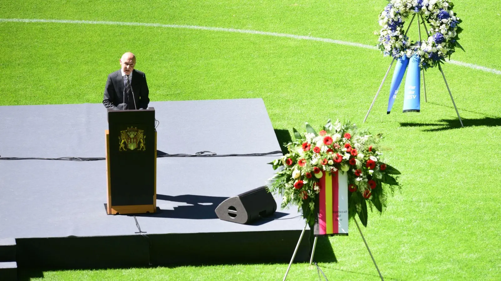 Bernd Neuendorf, Präsident des Deutschen Fußballbundes (DFB), hält seine Trauerrede. (Foto: Daniel Bockwoldt/dpa)