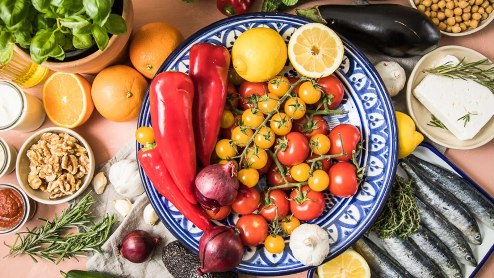 Viel Gemüse, Nüsse, Fisch: Mediterrane Kost kommt der Leber zugute. (Foto: Christin Klose/dpa-tmn)