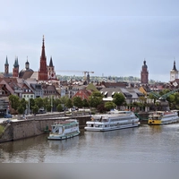 Wolkenloser Himmel in Würzburg. Unterfranken wird nach Vorhersage des DWD an diesem Mittwoch einmal mehr die wärmste Region Bayerns sein. (Archivbild) (Foto: Karl-Josef Hildenbrand/dpa)