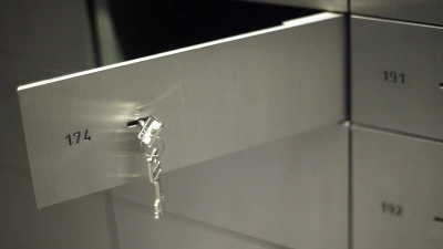 Die Versicherungssumme für Schließfachinhalte ist oft begrenzt: Ein Blick in die Vertragsunterlagen schafft Klarheit über den Schutzumfang. (Foto: Jens Wolf/dpa-Zentralbild/dpa-tmn)