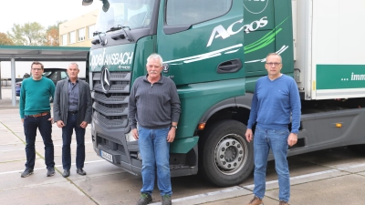 Wolfgang Schneider (2. von rechts) und Hans Lindner (rechts) haben im Beruf ständig mit Lkw zu tun. Mit ihren Chefs Andreas und Thomas Oppel (von links) blicken sie zurück. (Foto: Oliver Herbst)