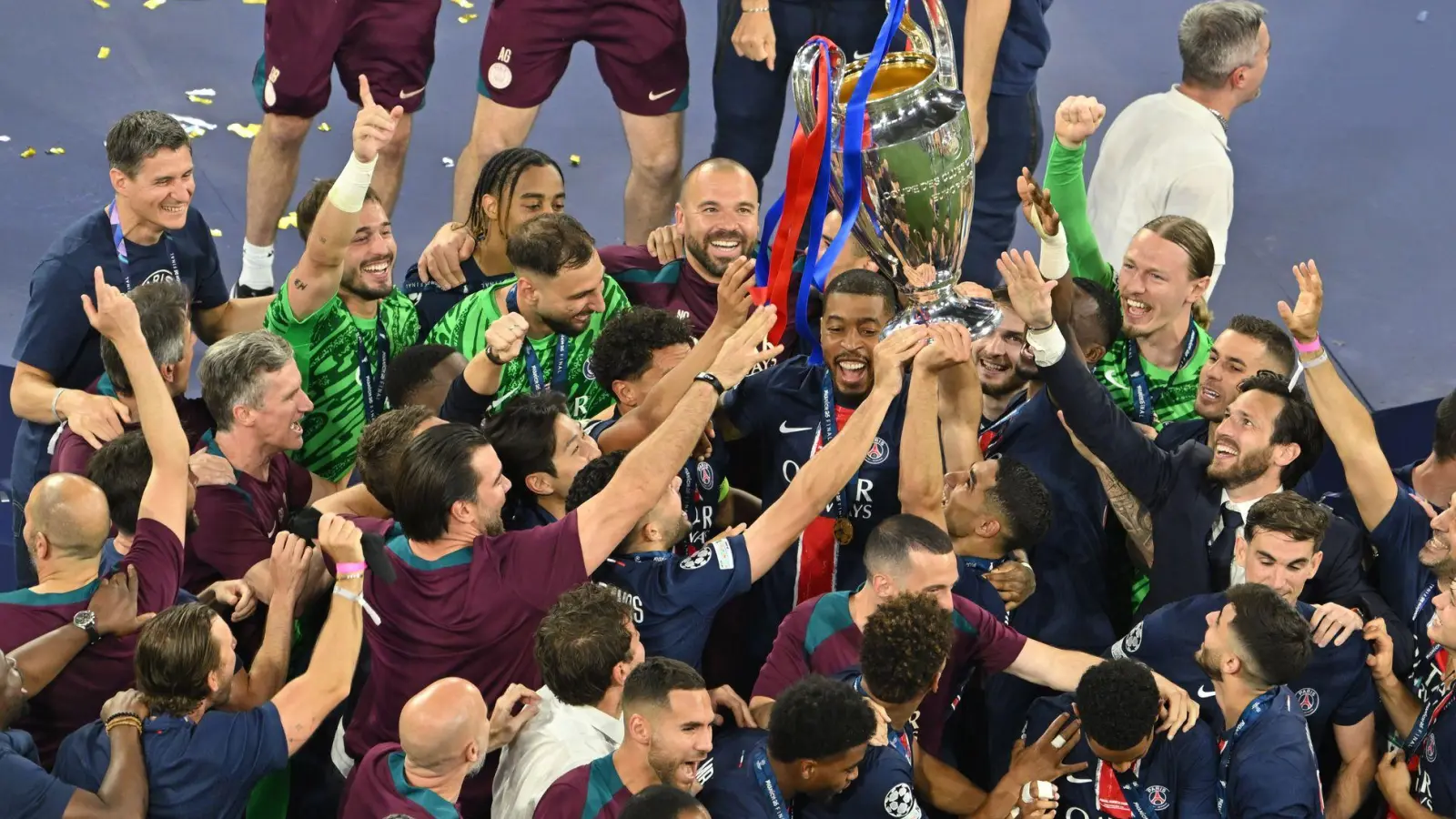 Siegerfoto mit dem silbernen Pokal. (Foto: Peter Kneffel/dpa)