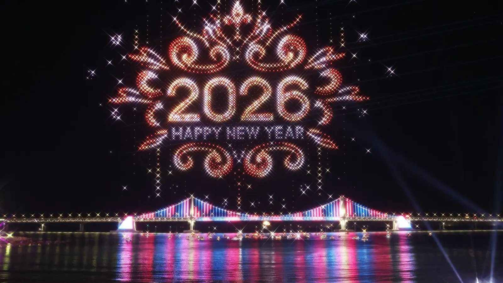 Drohnen erhellen im südkoreanischen Busan den Nachthimmel. (Foto: Kang Sun-bae/Yonhap/AP/dpa)