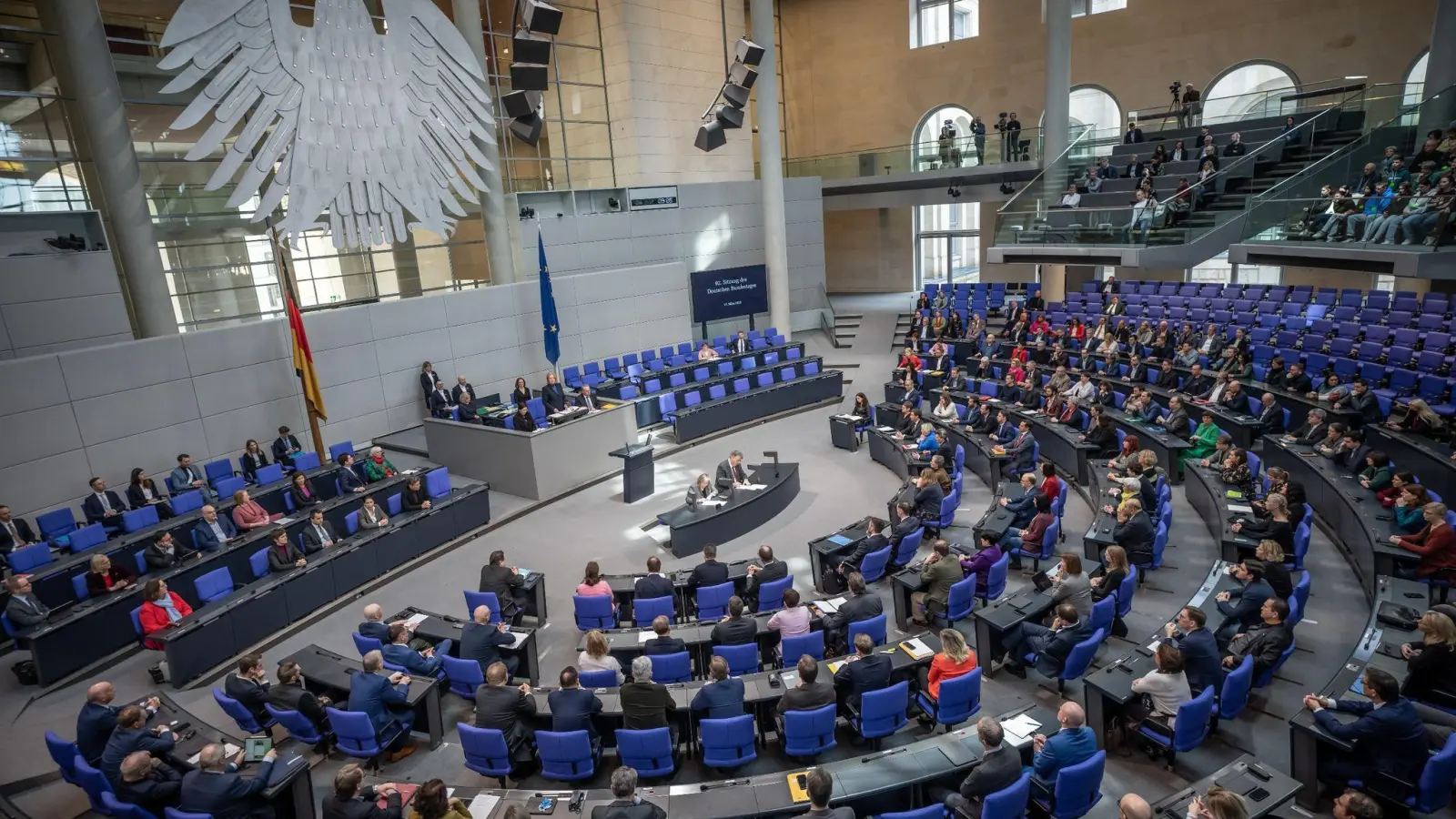 Bärbel Bas (M oben, SPD), Bundestagspräsidentin, spricht im Bundestag. (Foto: Michael Kappeler/dpa)