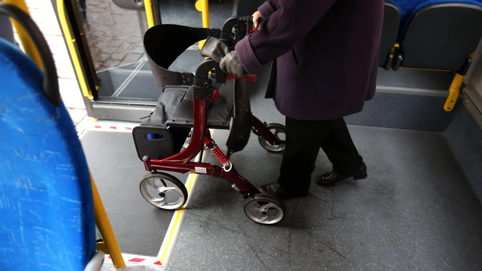 Sicher ein- und aussteigen: Das kann man bei Rollator-Trainings lernen.  (Foto: Bernd Wüstneck/dpa-Zentralbild/dpa-tmn)