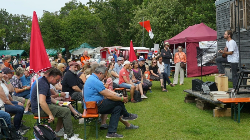 Das Edzerdla Festival zieht Menschen aus Nah und Fern nach Burgbernheim. 2024 trat unter anderem Udo Langt in dem Bereich zwischen den großen Bühnen auf. (Archivbild: Elke Walter)