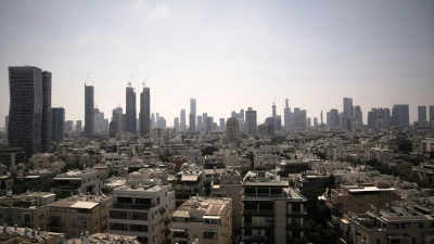 Tel Aviv - hier am Bild - und Haifa wurden seit 2024 mehrfach Ziel von Angriffen der Hisbollah. (Archivbild) (Foto: Leo Correa/AP/dpa)