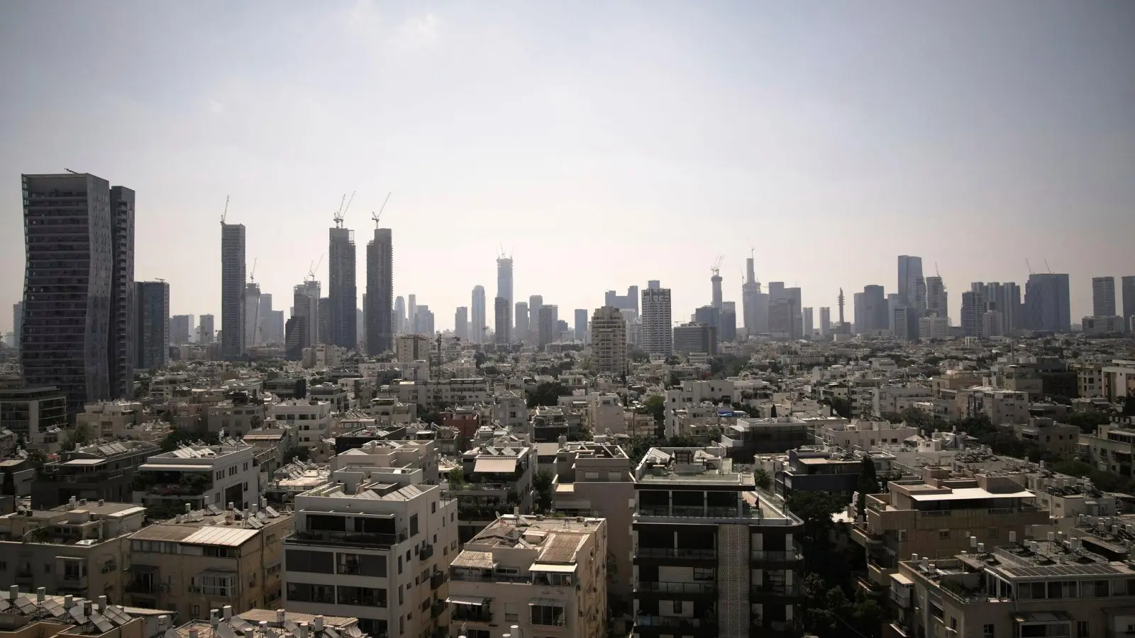Tel Aviv - hier am Bild - und Haifa wurden seit 2024 mehrfach Ziel von Angriffen der Hisbollah. (Archivbild) (Foto: Leo Correa/AP/dpa)