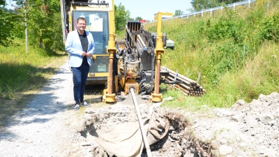 Diespecks Bürgermeister Markus Helmreich freut sich, dass die Spülbohrungen für die Druckleitungen zur Kläranlage nach Neustadt gut vorangehen. (Foto: Christa Frühwald)