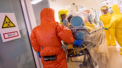 Auf einer Sonderisolierstation können hochinfektiöse Patienten behandelt werden. (Archivbild) (Foto: Thomas Banneyer/dpa)