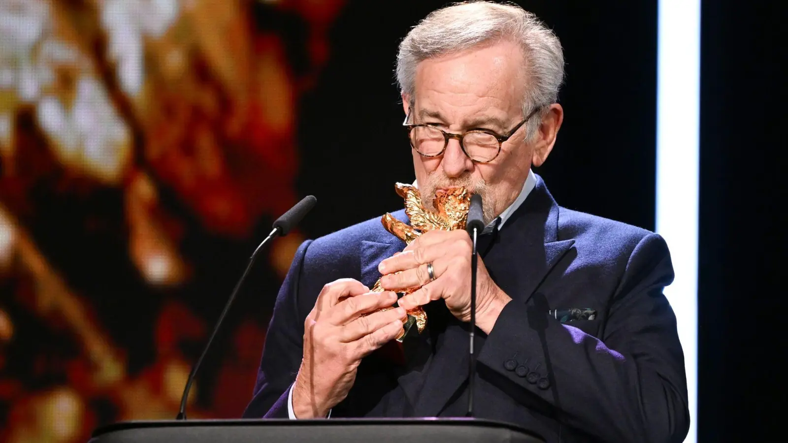 US-Regisseur Steven Spielberg freut sich über die Auszeichnung mit dem Goldenen Ehrenbären der Berlinale. (Foto: Jens Kalaene/dpa)